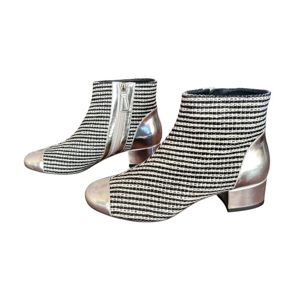 Chanel Tweed Ankle Boots Silver Black Interlocking CC Logo Cap Toe Size 7 37.5 - Picture 4 of 11